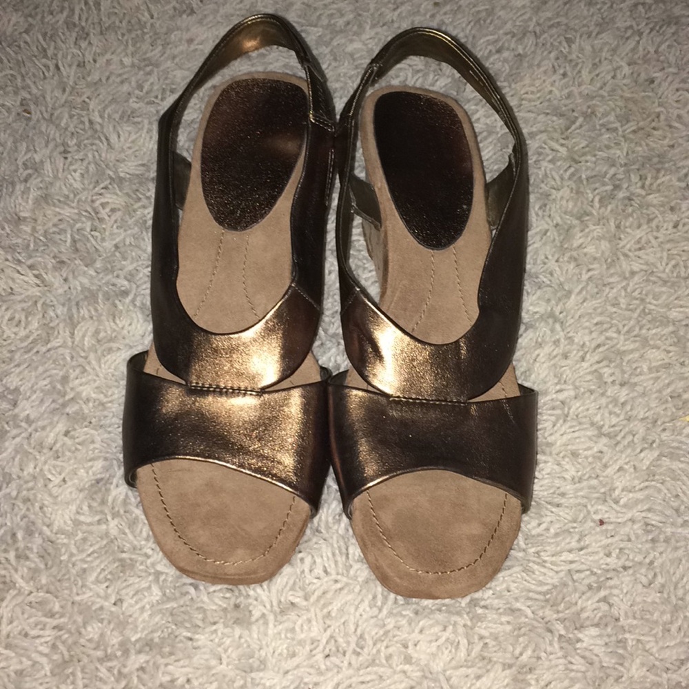 CLOSET CLEAROUT!! Nine West cork wedge